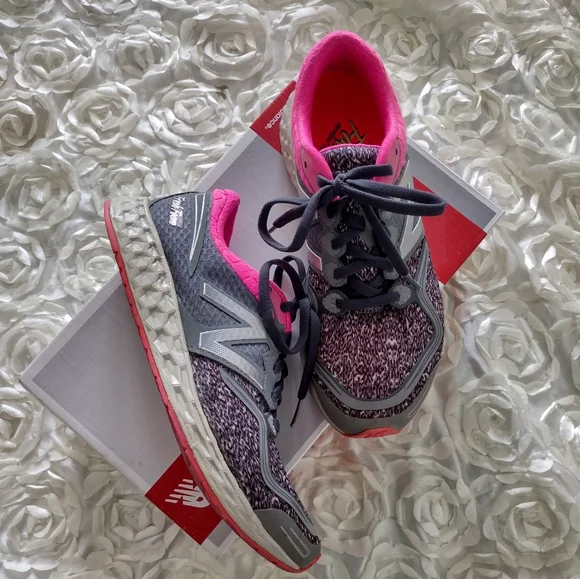 New balance tennis shoes - Picture 1 of 7